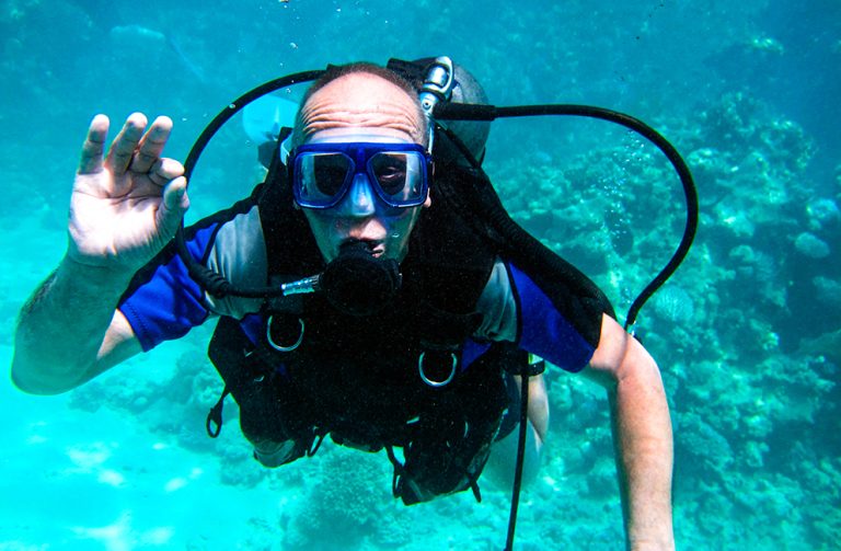 the ultimate guide to scuba diving with glasses or contacts